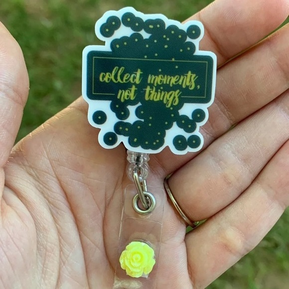 Collect Moments, Not Things Badge Holder - Picture 1 of 4